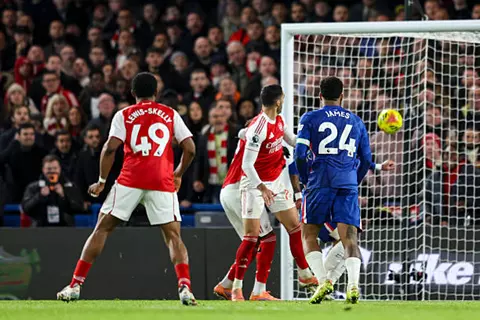 الديربي يشتعل.. مراوغة ورأسية يمنحان آرسنال قبلة الحياة ضد تشيلسي (فيديو)